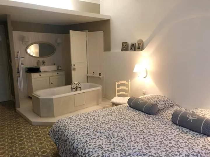 Le 4 Feuilles En.Camargue Hotel Bernis Exterior photo